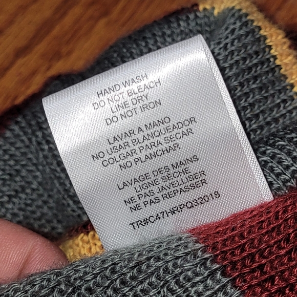 Harry Potter Gryffindor Graphic T-shirt Sz XL & CultureFly Beanie Bundle - Picture 11 of 11